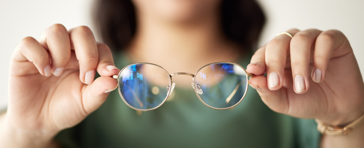 So wird deine Brille schonend in Sekunden sauber