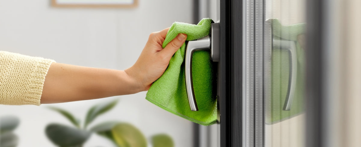 Putztuch auf Fenstergriff