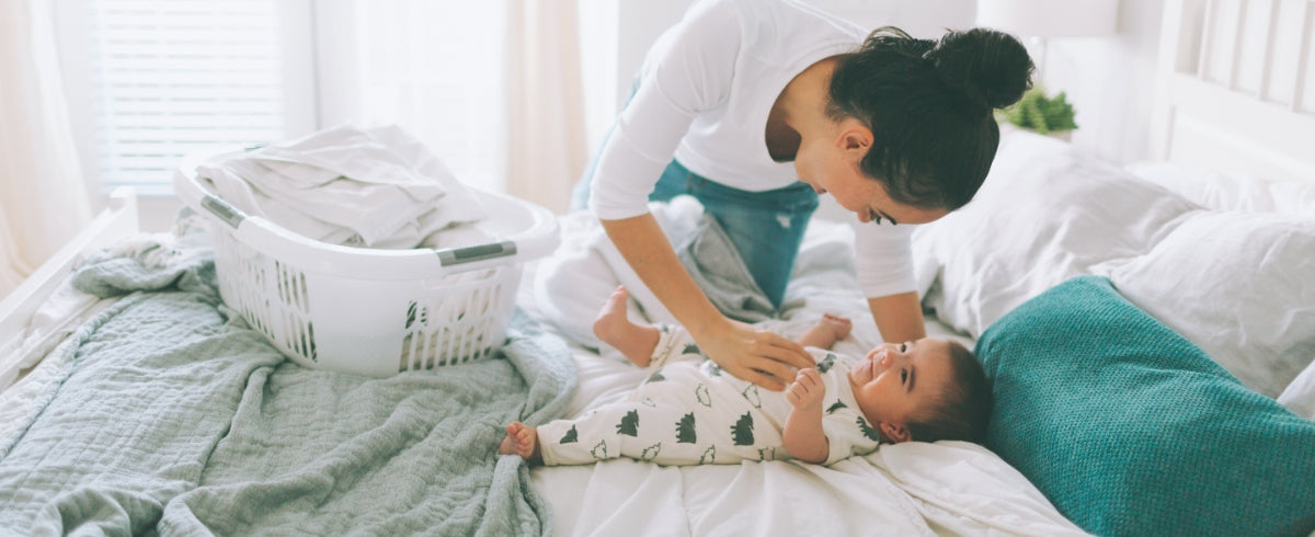 Mutter und Kind im Bett - Wäsche frisch waschen