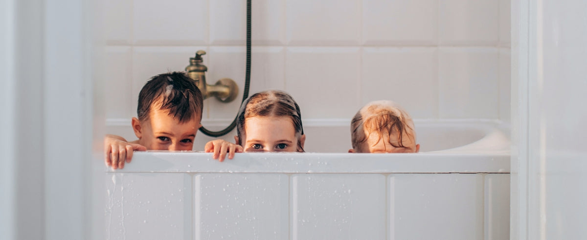Kinder in der sauberen Badewanne
