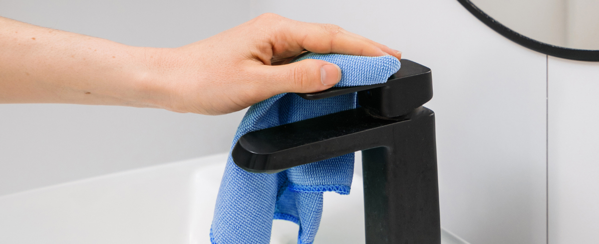 So bleiben deine schwarzen Armaturen & Spülen wie neu.