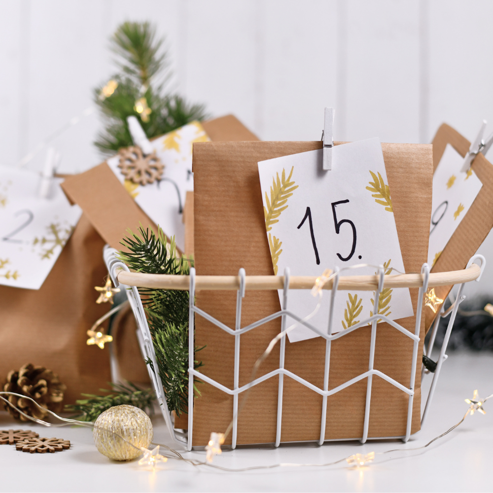 Ein selbstgemachter Adventskalender in einem Korb
