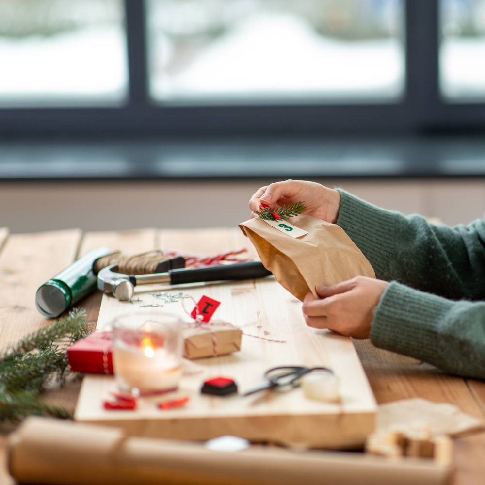 Ein DIY Adventskalender wird gebastelt