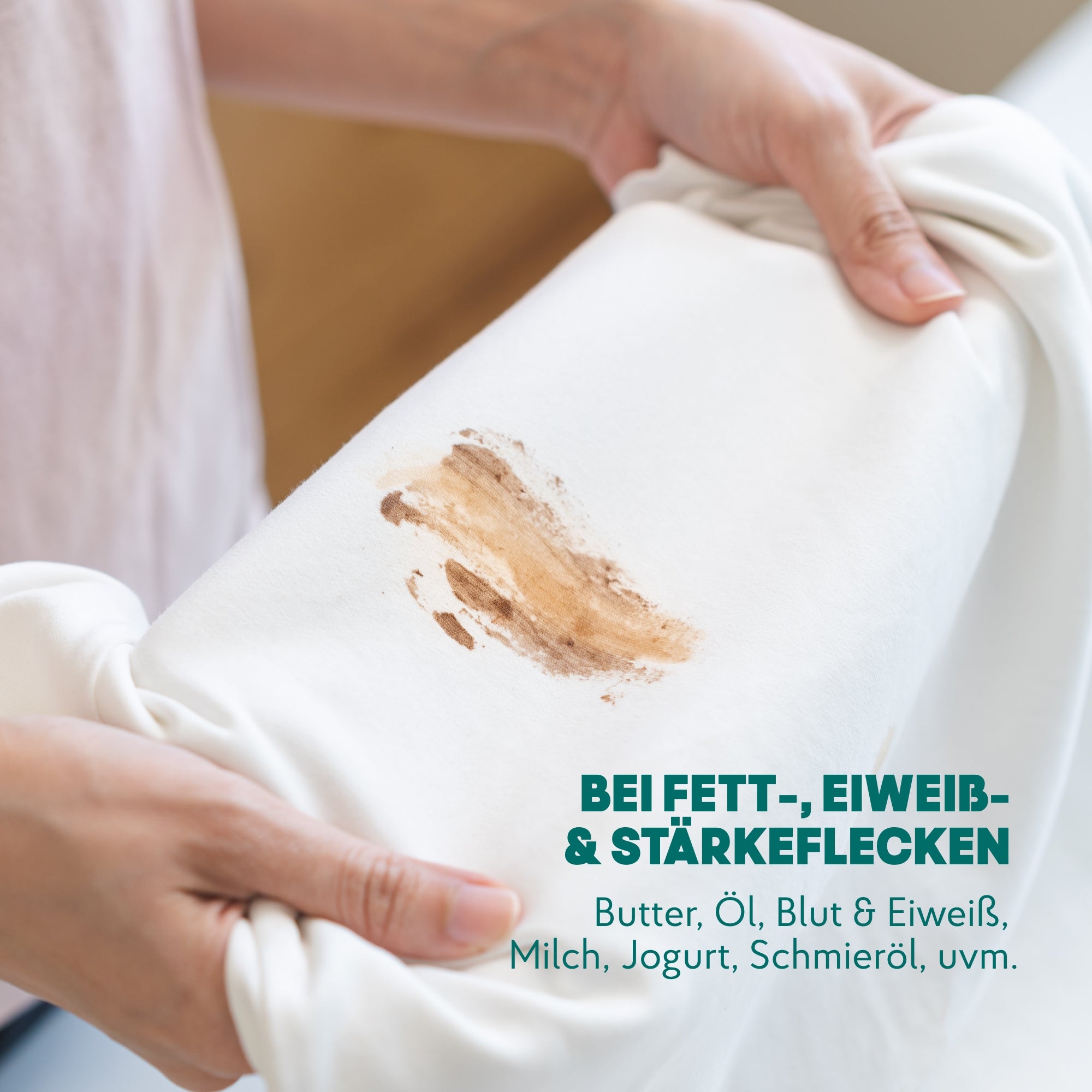Weiße Kleidung mit einem Fleck