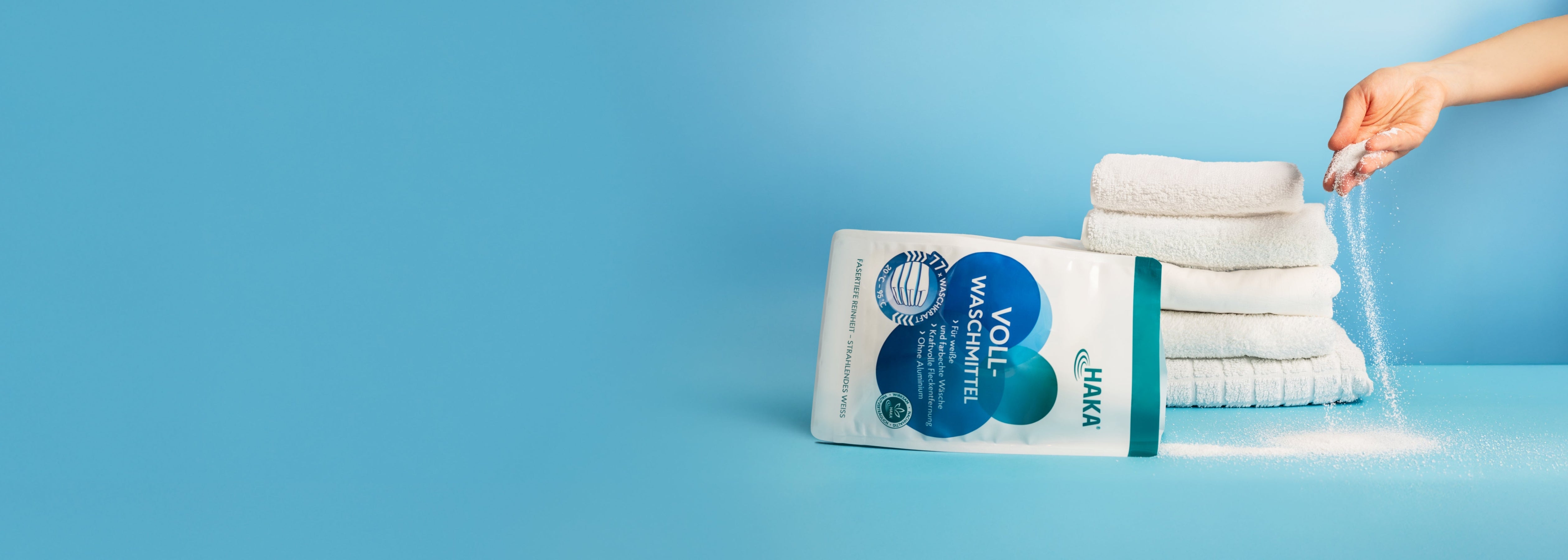 Vollwaschmittel und weiße Handtücher