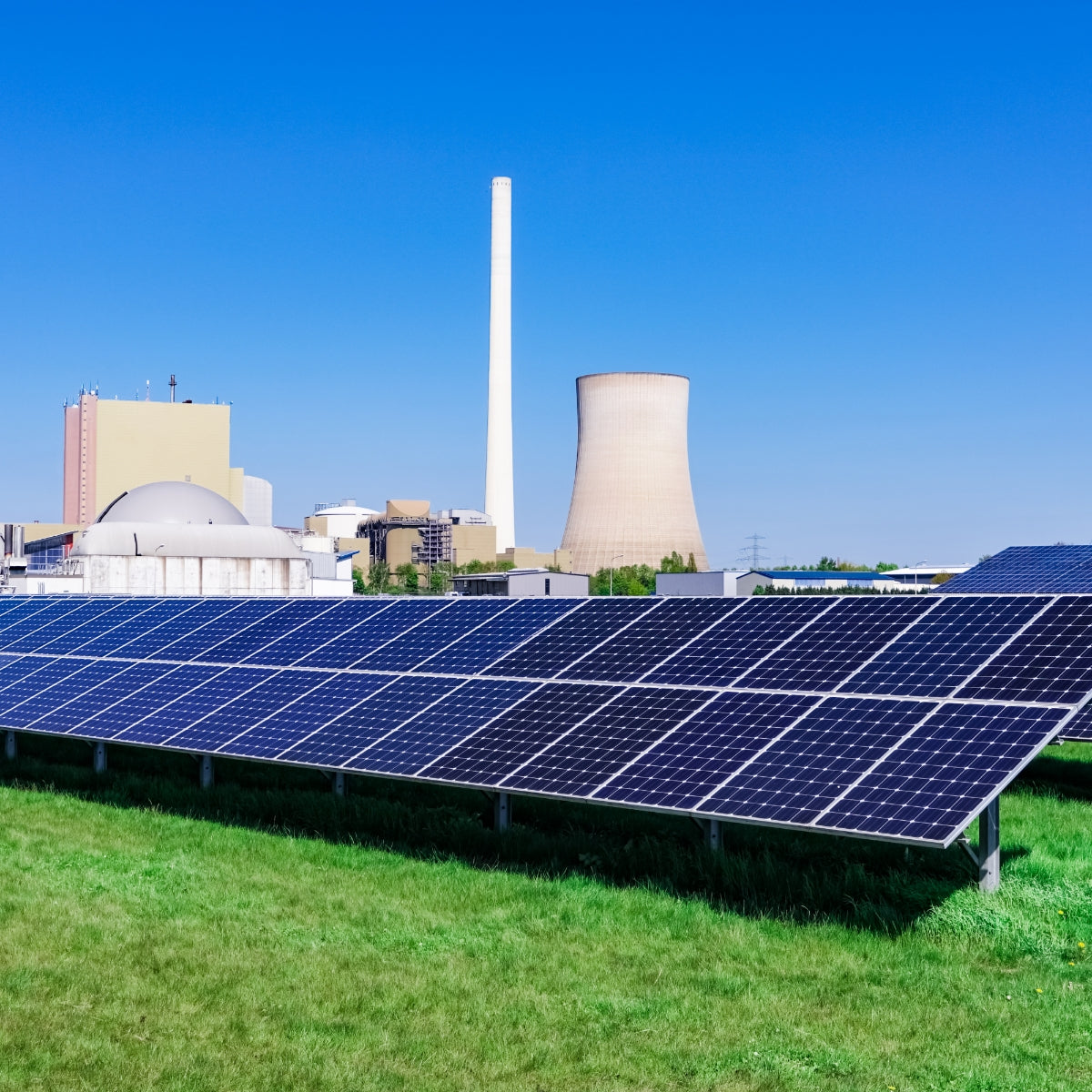 Solarpanelen vor einem Kraftwerk
