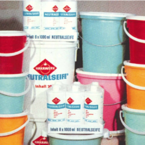 Historische HAKA Eimer und Flaschen