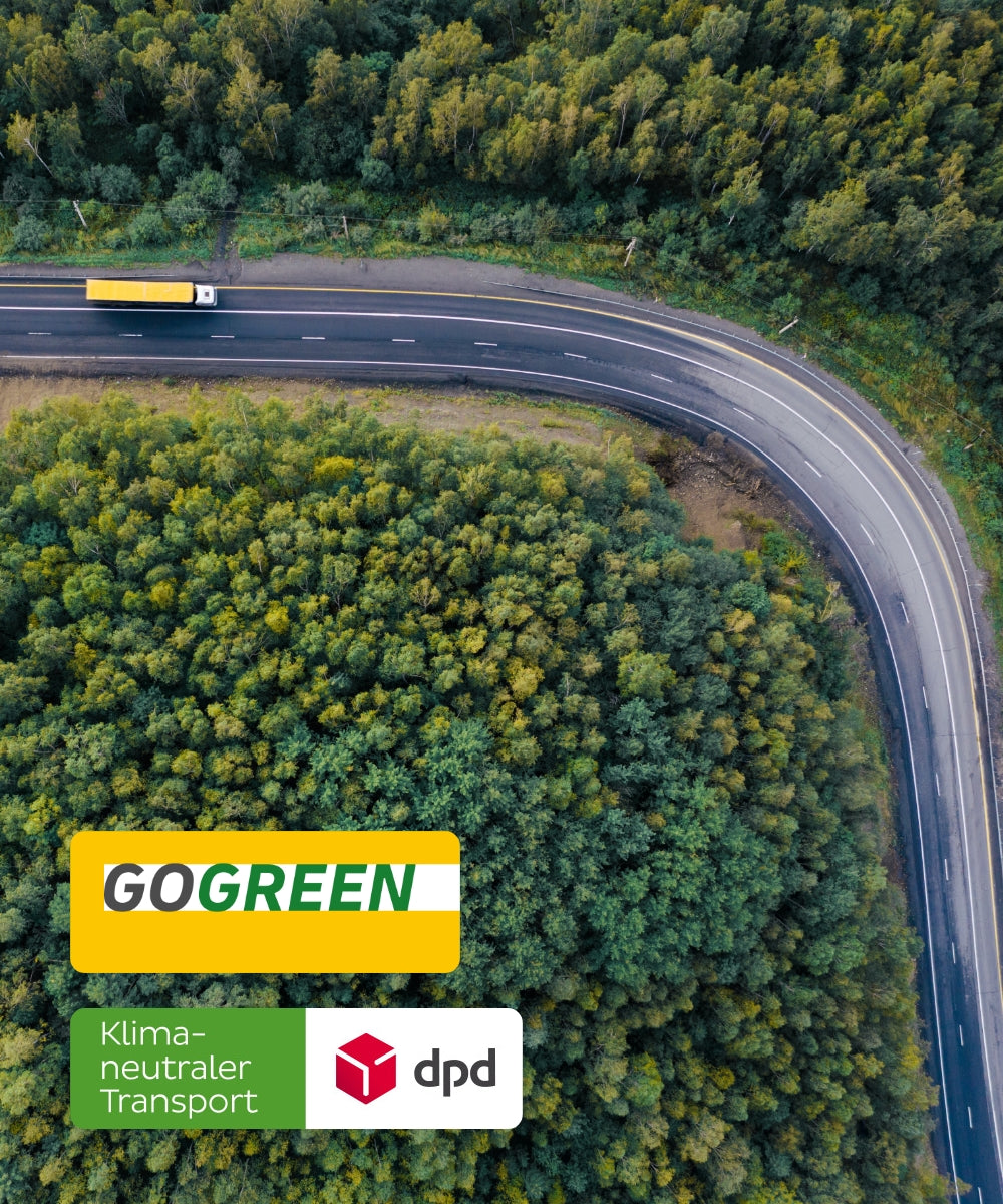 DHL LKW fährt auf einer Straße, Ansicht von oben