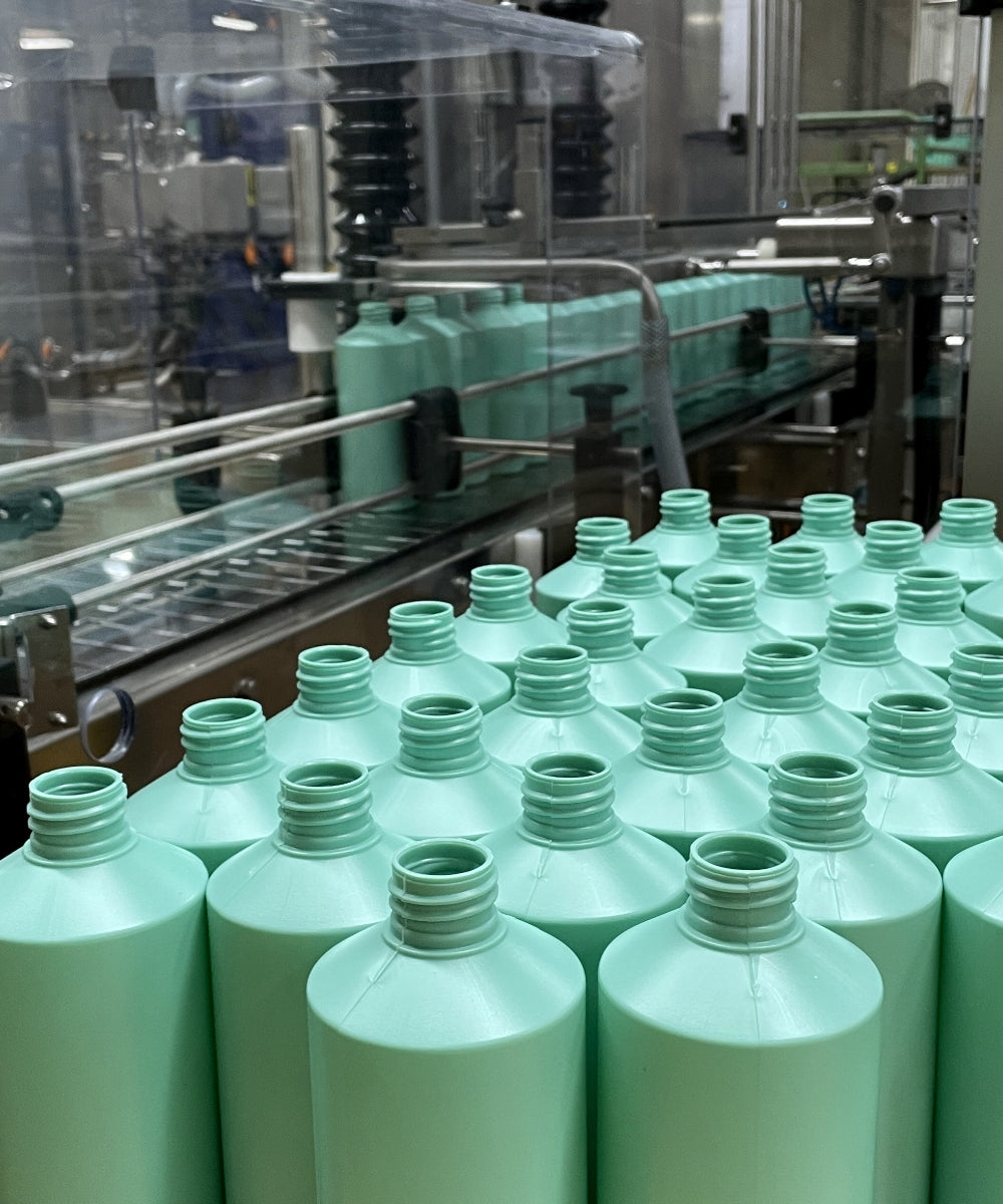 Leere Neutralseifeflaschen in der Produktionsanlage