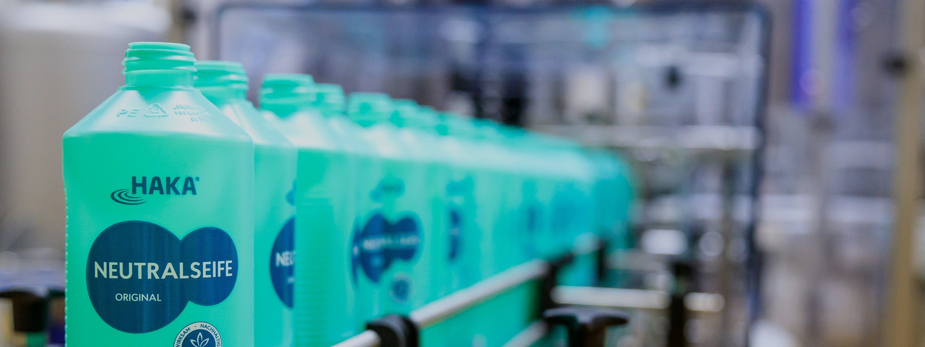 HAKA Neutralseifeflaschen in der Produktion