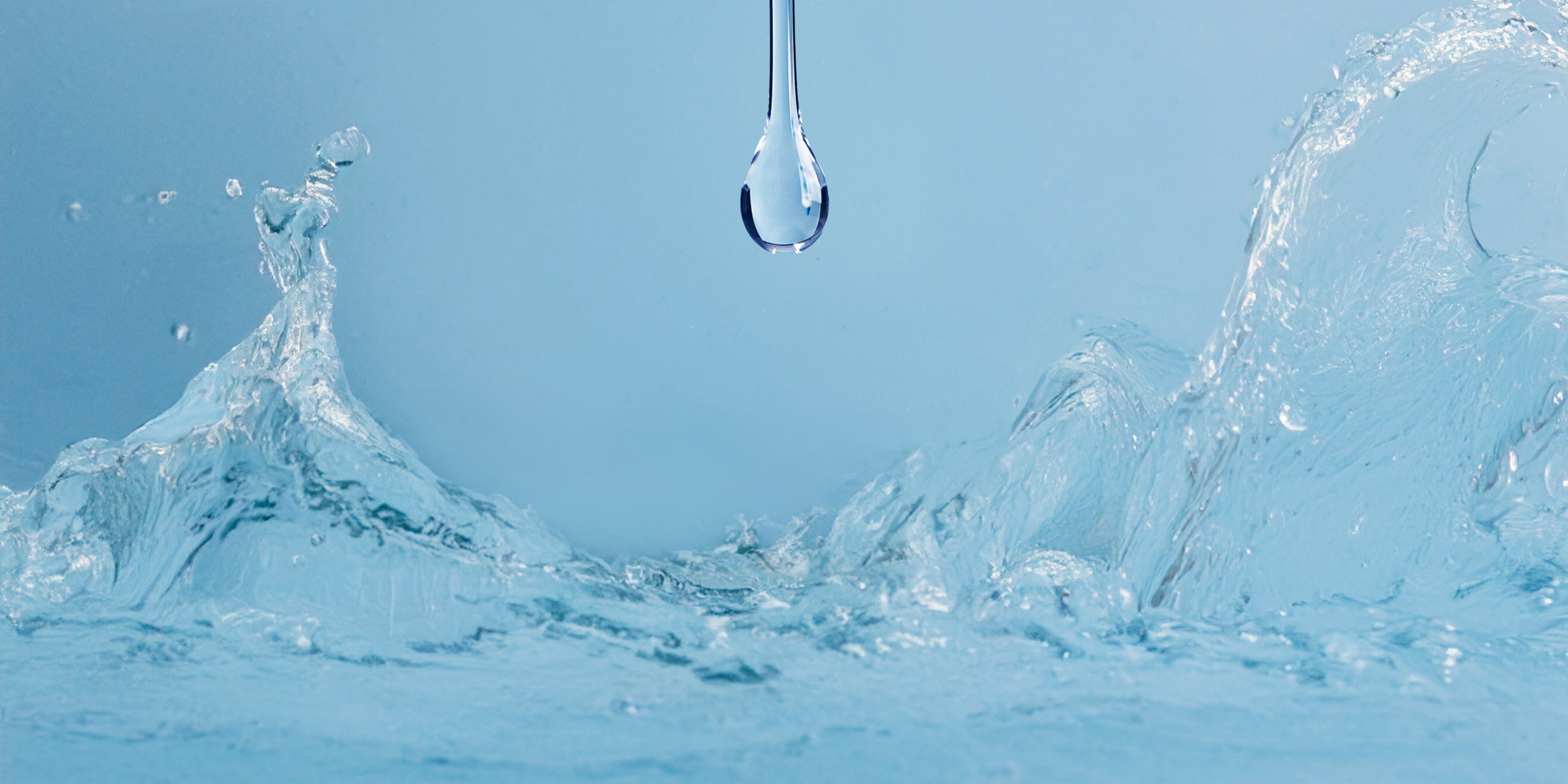 Wasser in Bewegung und großer Wassertropfen