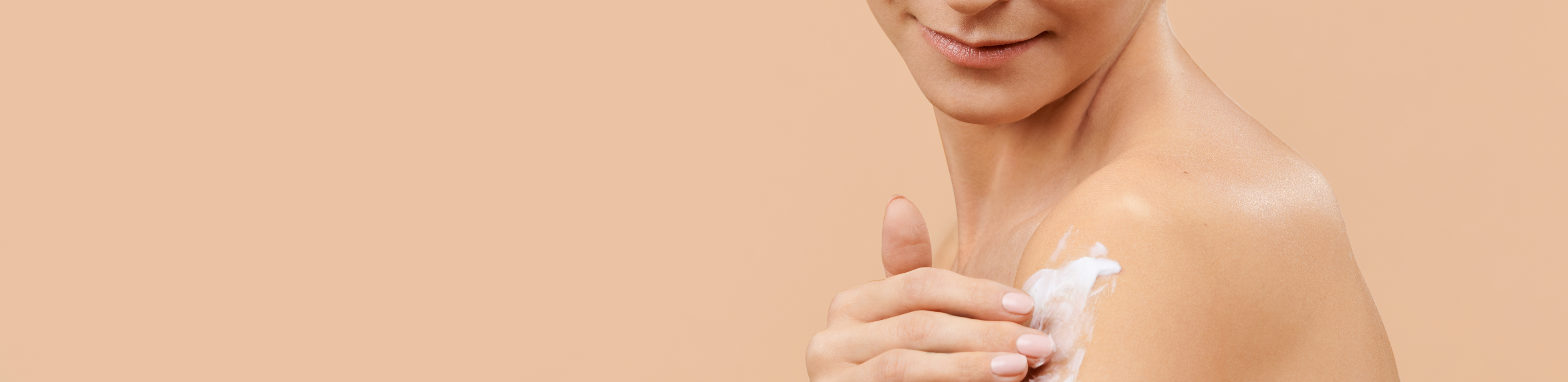 Frau cremt sich ein Körperpflege