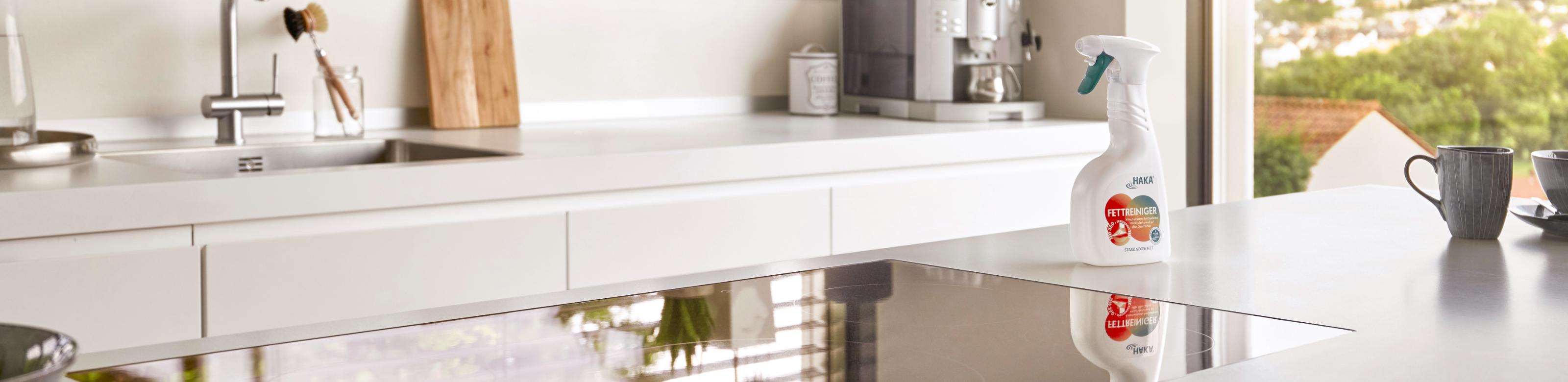 Glänzende Küchenoberfläche mit HAKA Fettreiniger