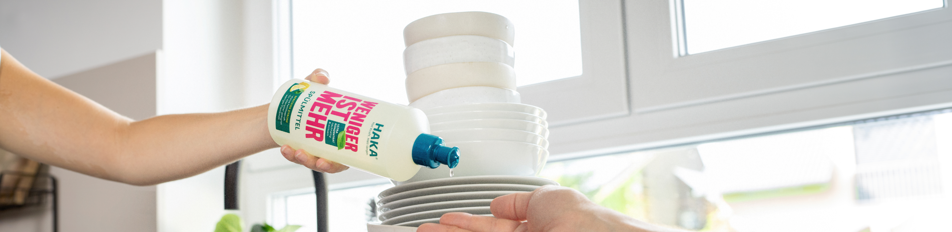 Hautfreundliches HAKA Spülmittel tropft in die Hand