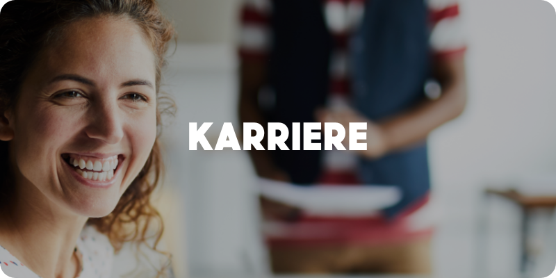 Banner "Karriere" mit lachender Frau