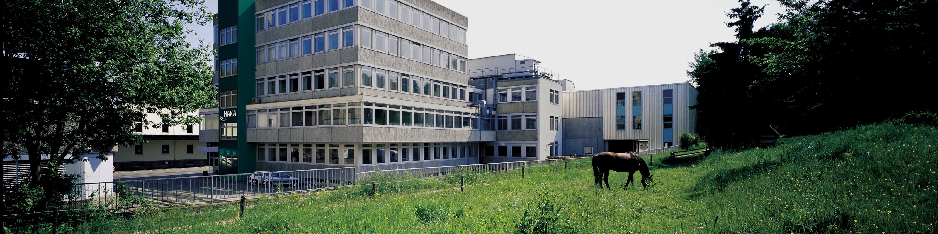 HAKA Firmensitz mit Pferdekoppel