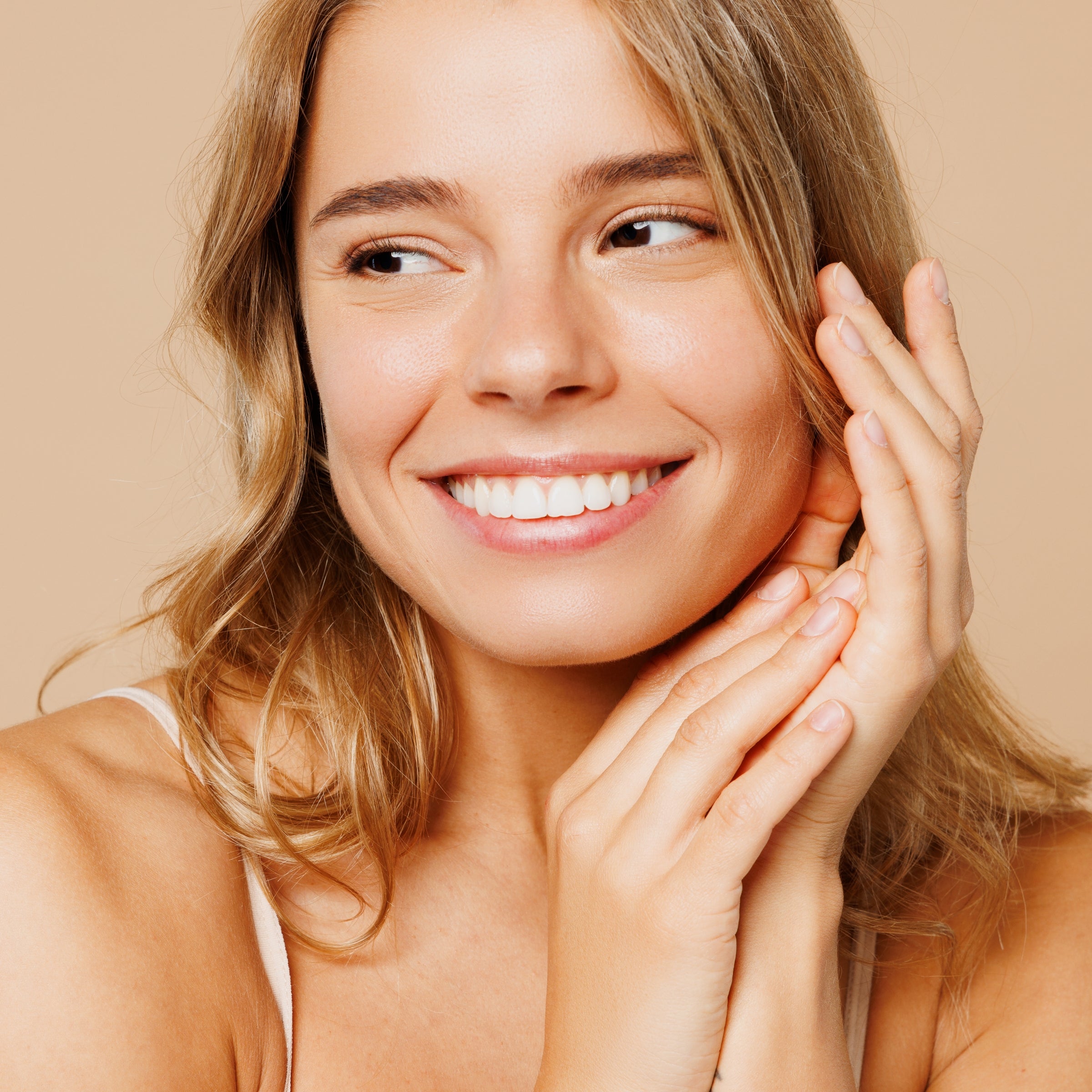 Profil einer lächelnden Frau mit Händen am Gesicht