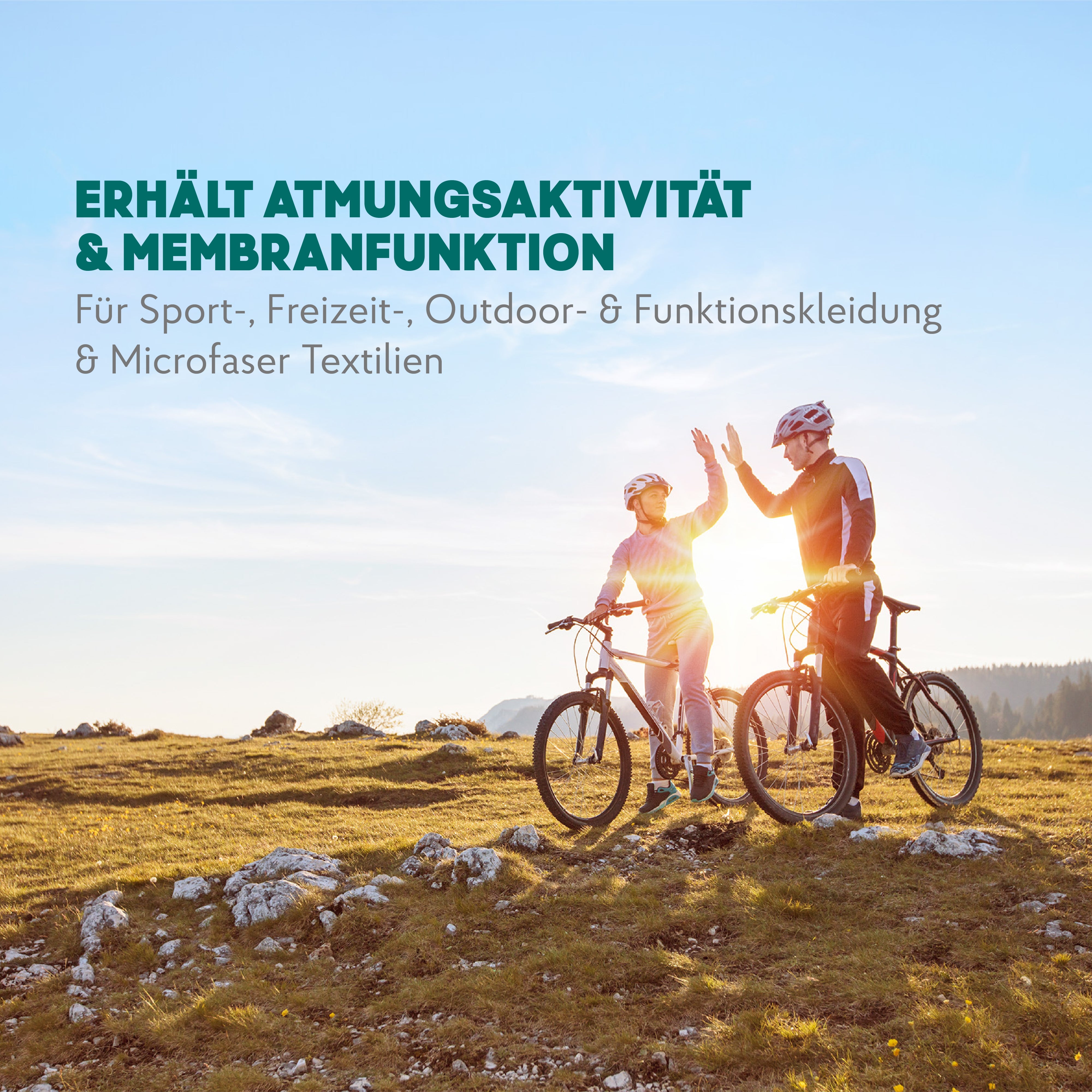 Zwei Mountainbiker im Sonnenuntergang