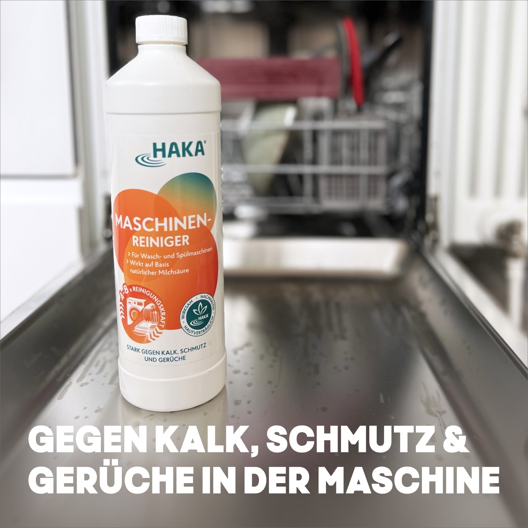 Maschinenreinigerflasche steht auf der Spülmaschinentür