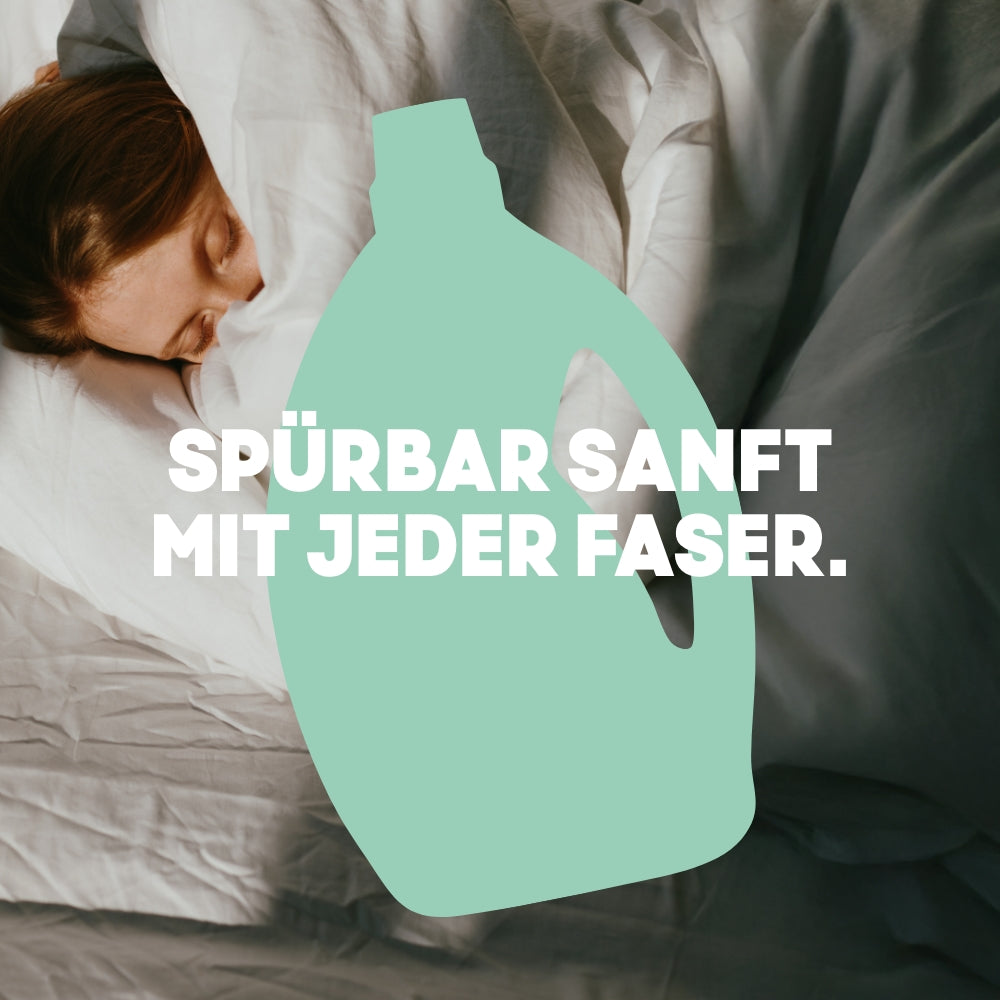 Frau liegt im Bett mit kuscheliger Bettwäsche