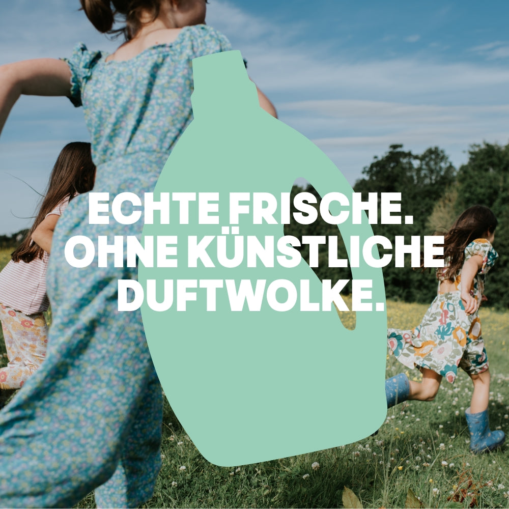 Kinder in farbenfroher Kleidung rennen über Sommerwiese