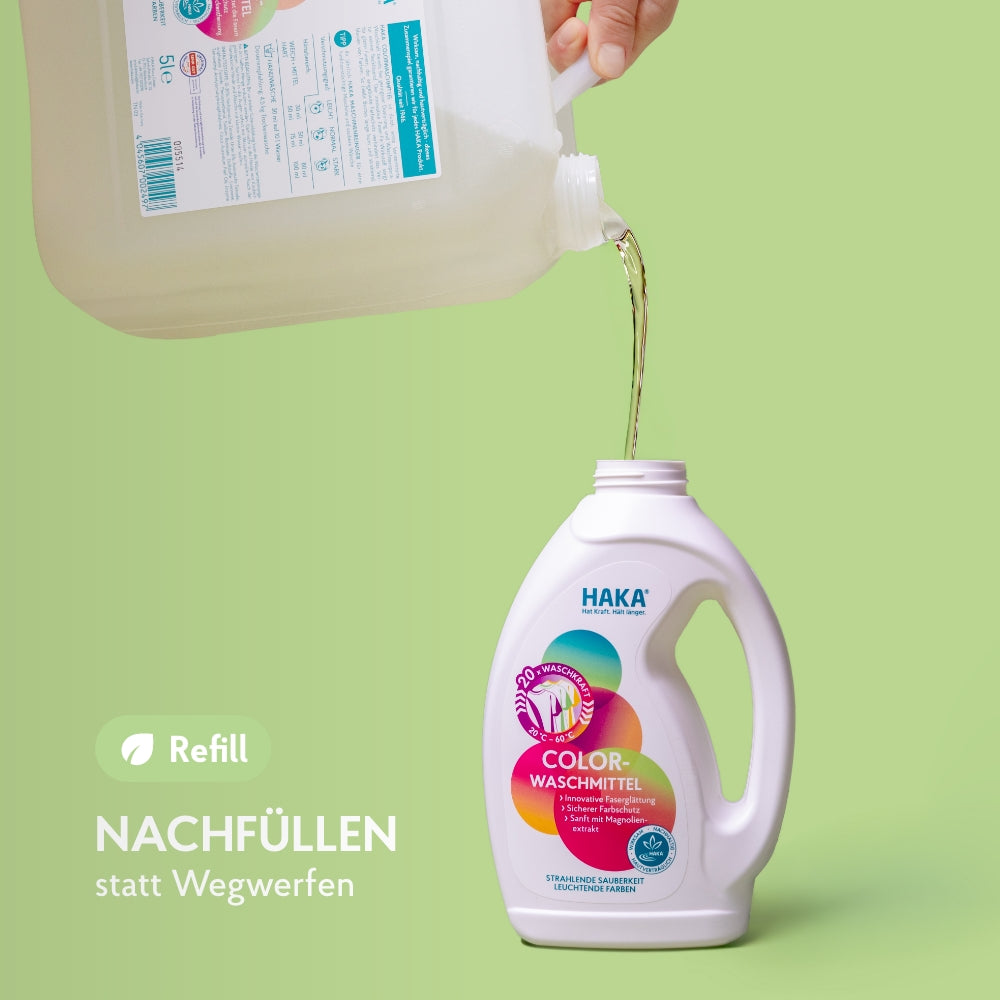 Colorwaschmittel Kanister Inhalt wird in die 2 Liter Colorwaschmittel Flasche nachgefüllt