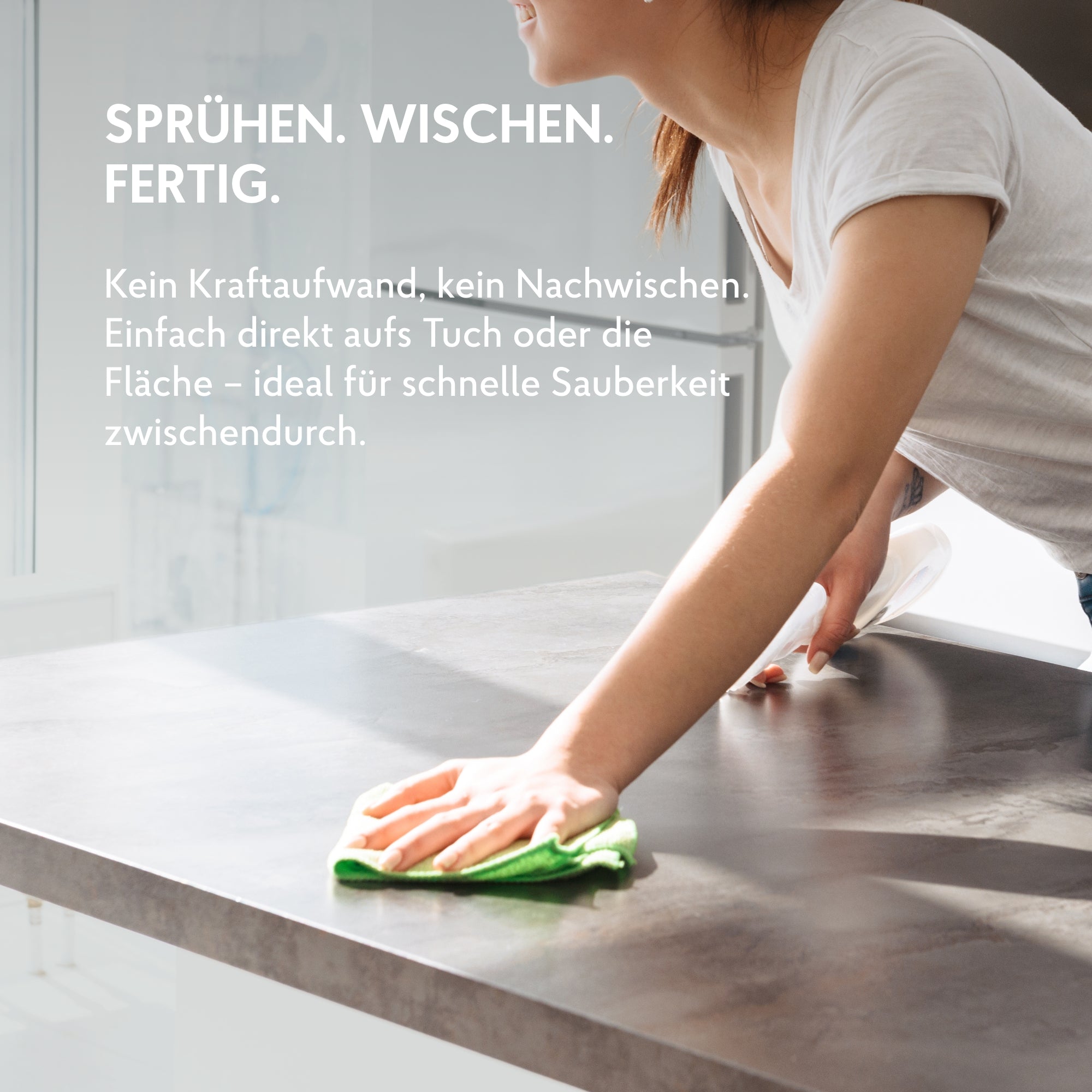 Frau putzt mit Putzlappen und Putz-Elfe Spray empfindliche Küchen Arbeitsplatte