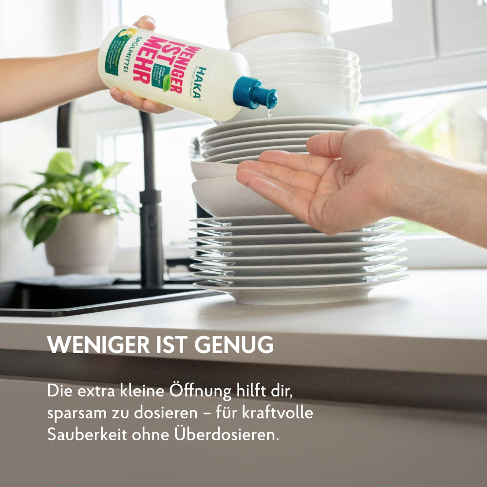 Eine Hand fängt einen Tropfen aus der Spülmittel Flasche 475ml auf