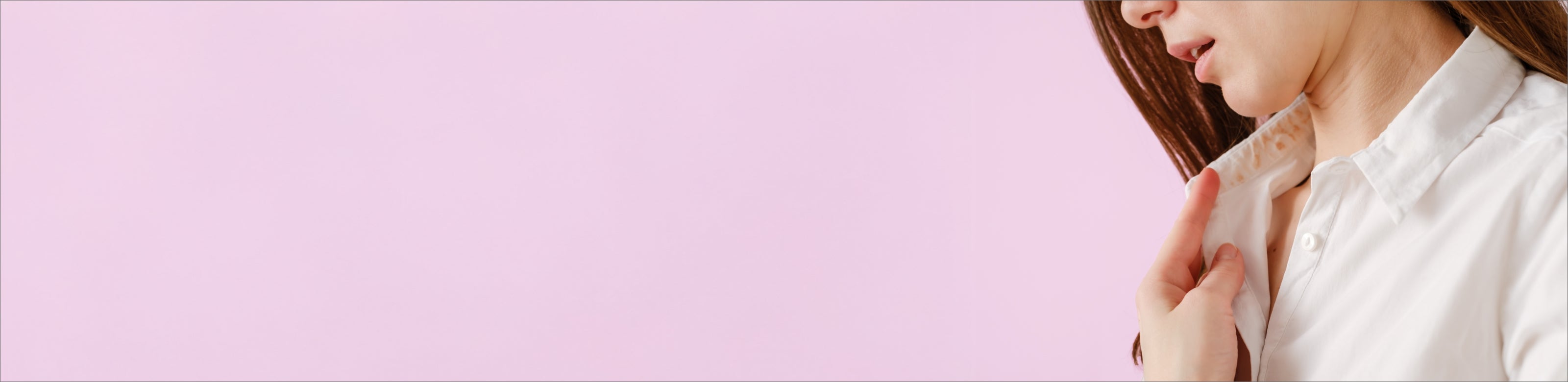 Eine Frau mit weißer Bluse mit einem dreckigen Kragen.