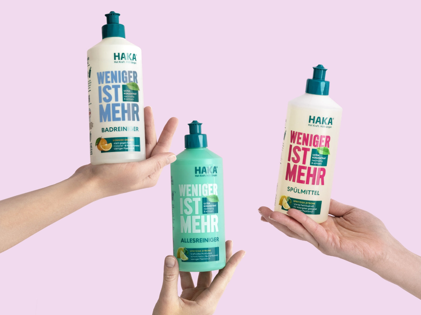 Weniger ist Mehr Badreiniger, Allesreiniger und Spülmittel jeweils in einer Hand gehalten.