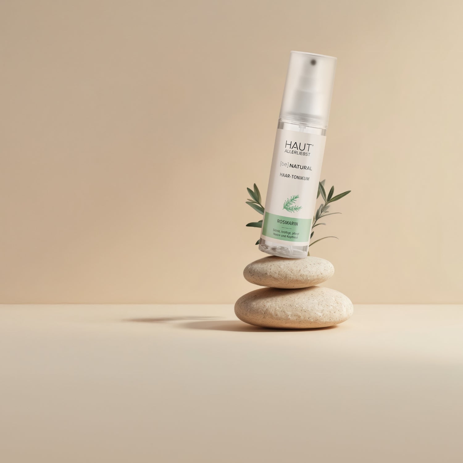 Haartonikum Rosmarin balanciert auf Steinen