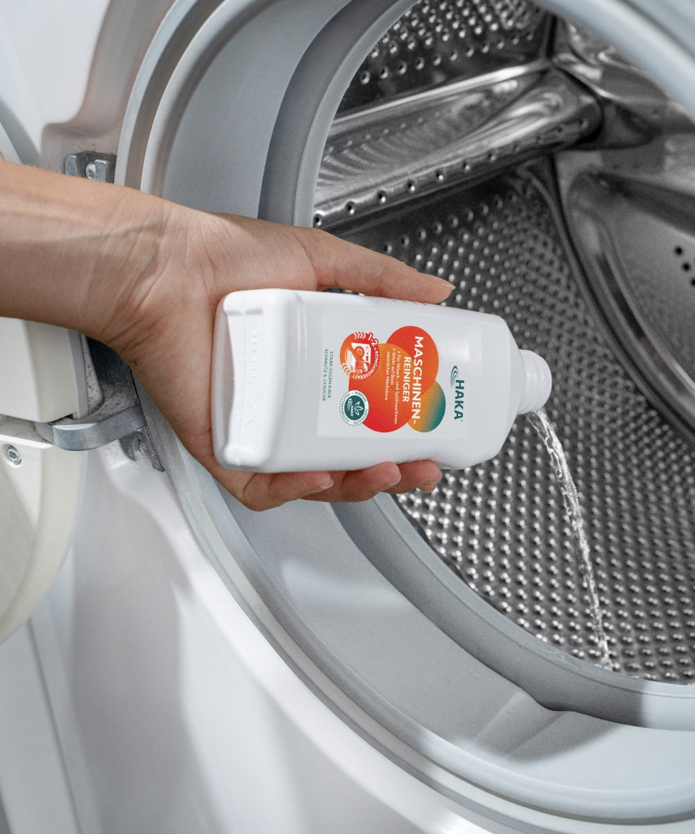 Maschinenreiniger in die Waschmaschine für saubere Maschinen