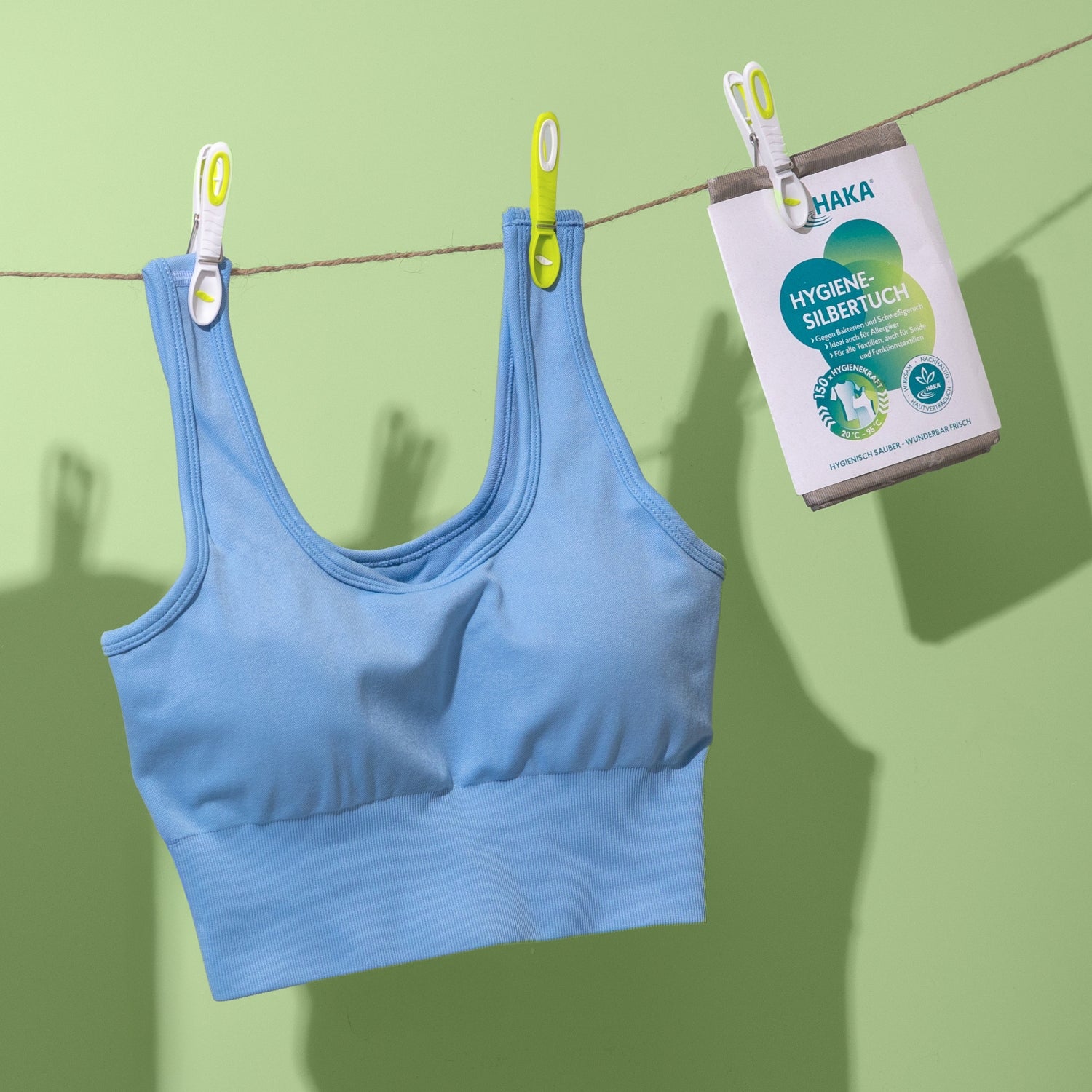 An einer Wäscheleine hängen ein blauer Sport-BH und das Hygiene-Silbertuch