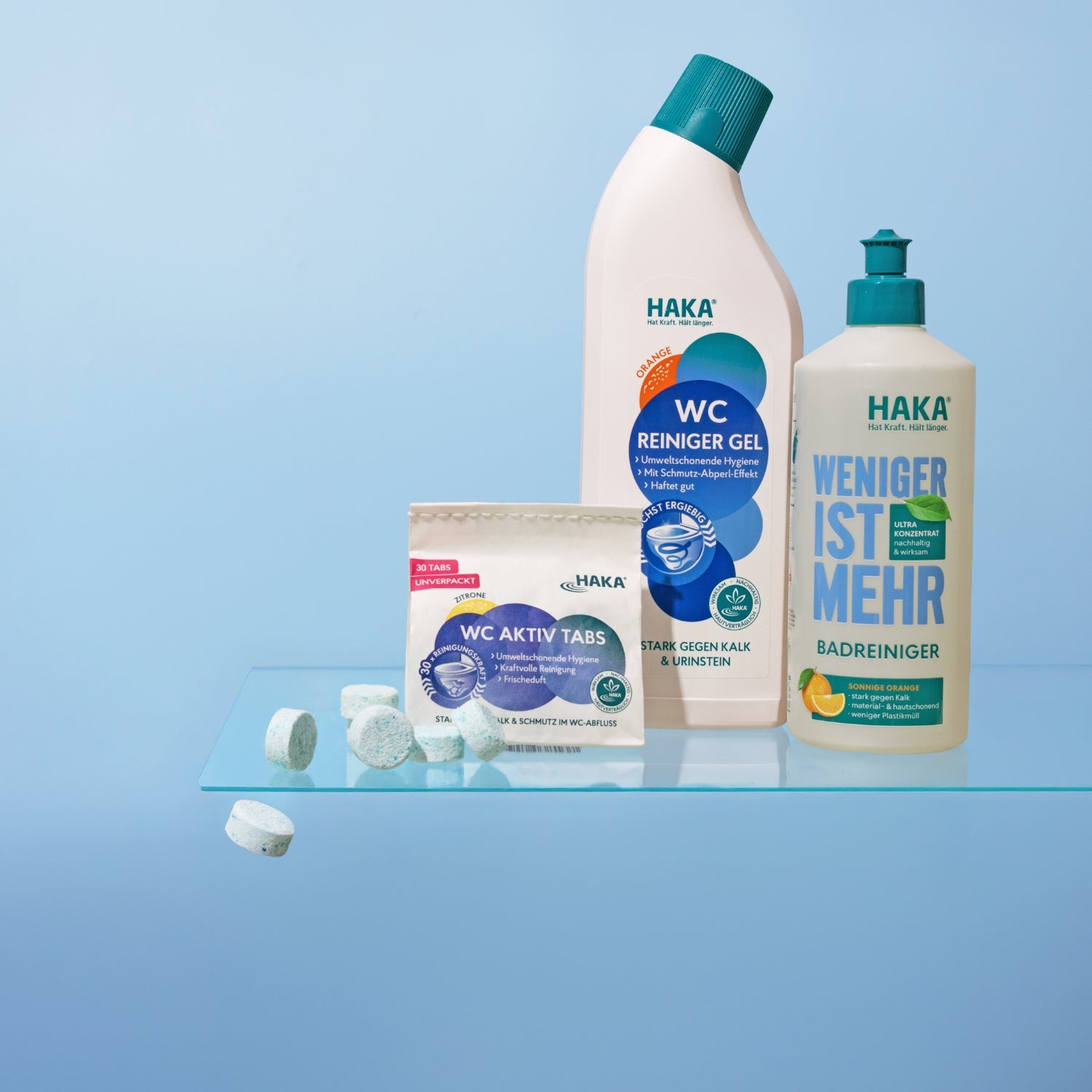 HAKA WC Reiniger Gel, WC Aktiv Tabs und Badreiniger auf einem Glasregal