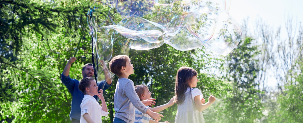Seifenblasen, Sommerglück: Ein Kinderspiel für Groß und Klein.