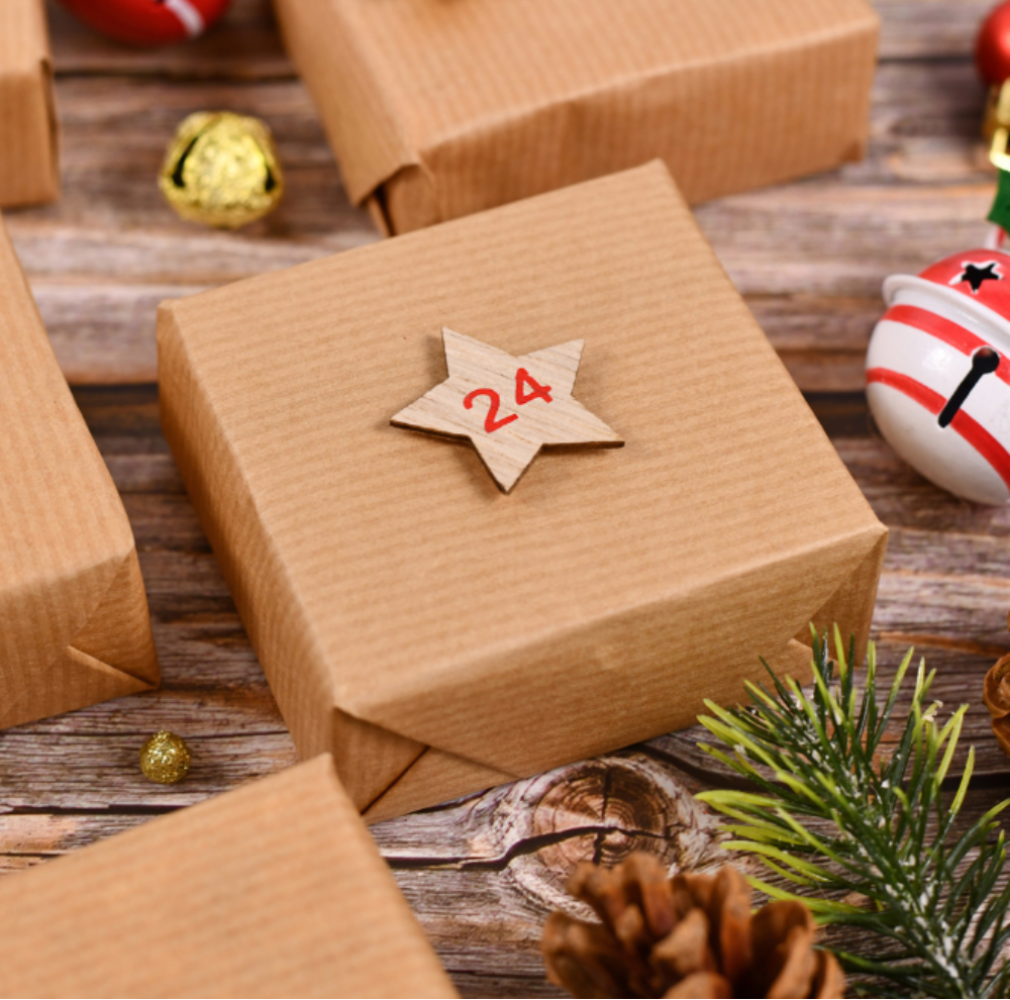 In Paketpapier verpackte Geschenke mit Nummern.