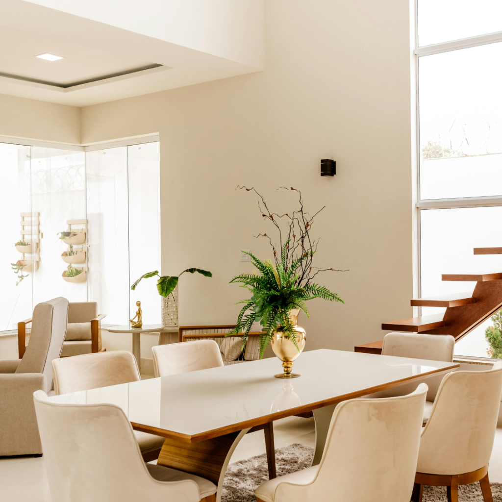 Wohnzimmer mit Tisch und Stühlen