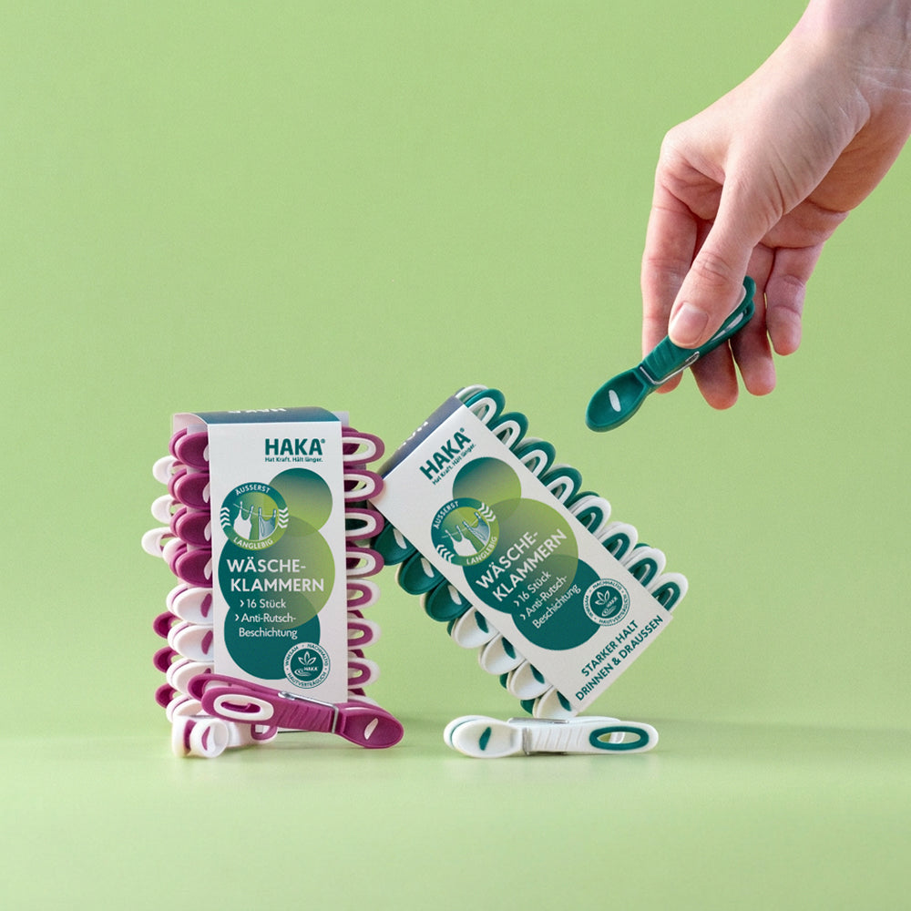 Wäscheklammern in der Hand
