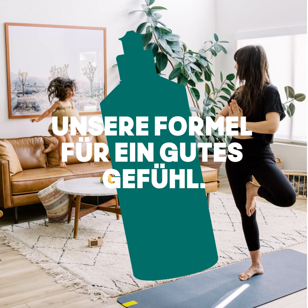 Junge Familie im Wohnzimmer machen Sport Allesreiniger Shape im Vordergrund